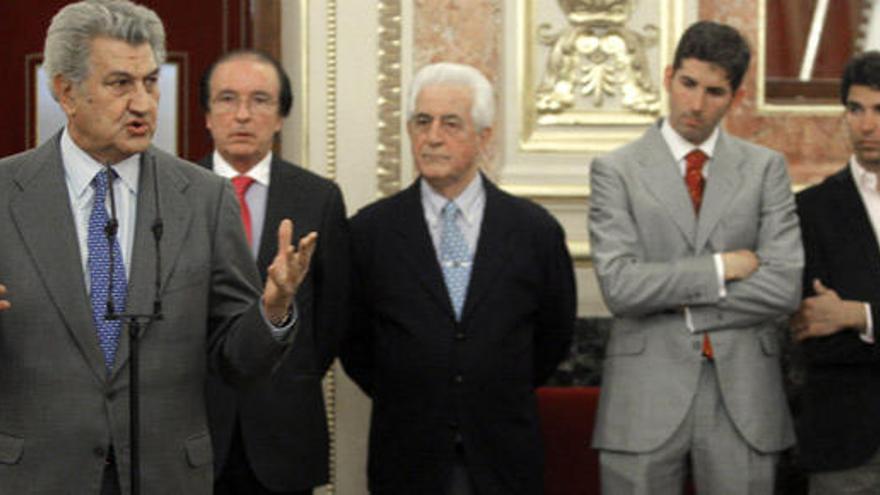 El presidente del Congreso, Jesús Posada, el presidente de la Federación de Entidades Taurinas de Cataluña, Luis María Gibert, y los toreros Santiago Martín, &quot;El Viti&quot;, Serafín Marín y Cayetano Rivera .