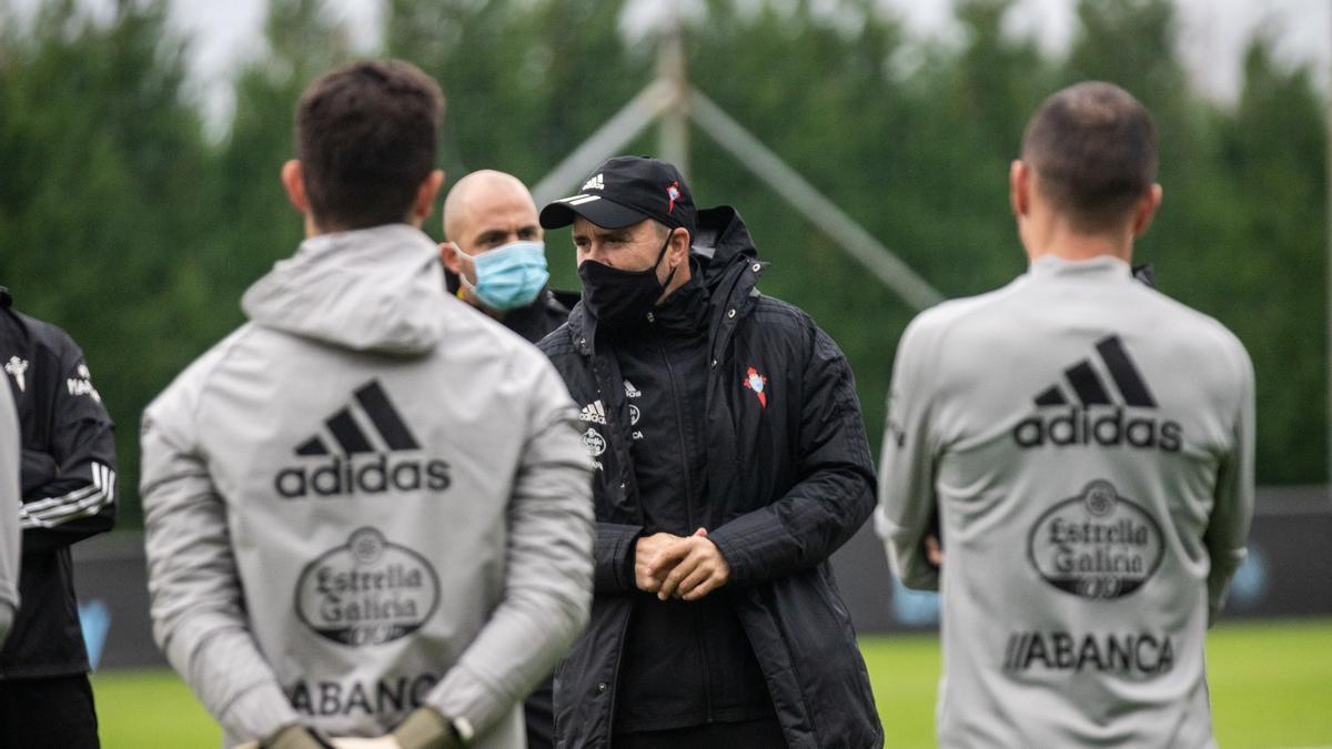 Coudet da instrucciones a sus jugadores durante un reciente entrenamiento