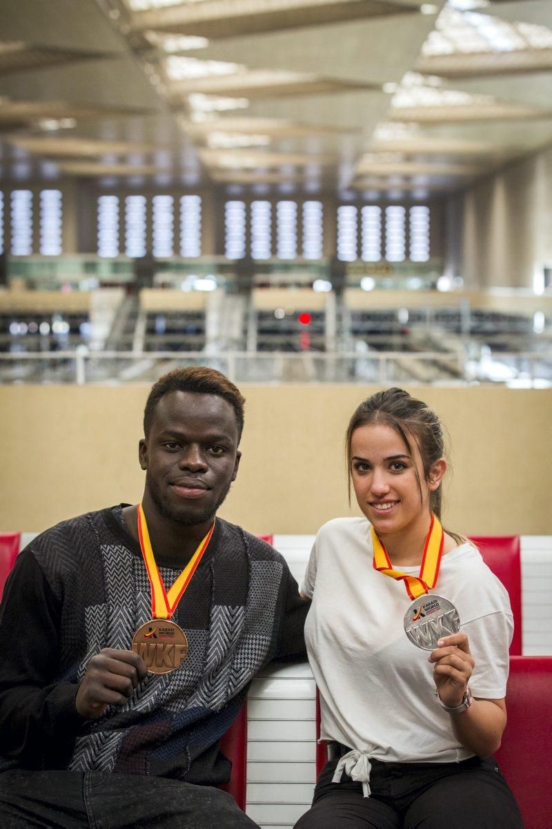 Llegada de los dos karatekas Raquel Roy y Babacar Seck a la capital aragonesa