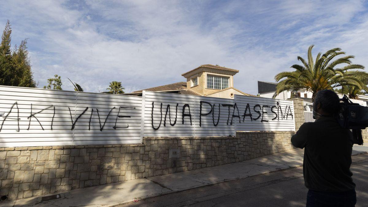 Pintada en el chalé del septuagenario donde seguía viviendo la mujer acusada de matarle con laxantes.