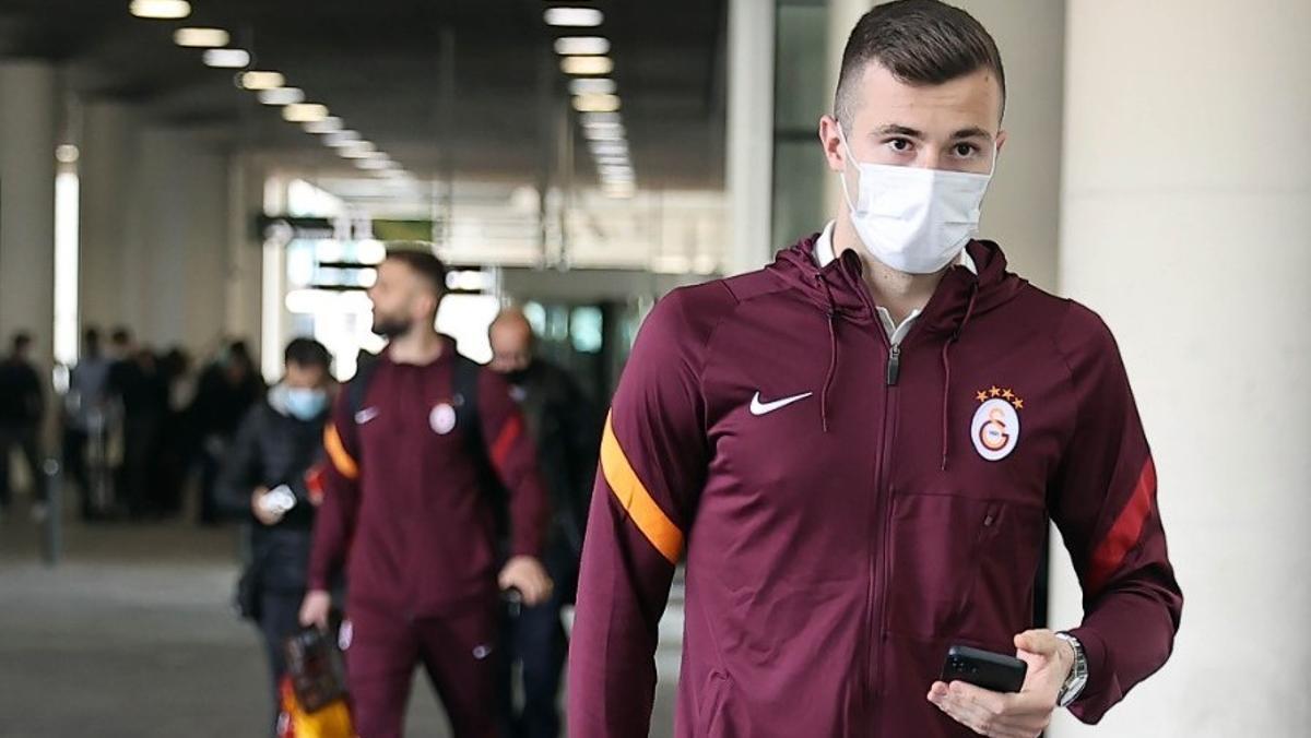 Iñaki Peña, a su llegada al aeropuerto con la expedición del Galatasaray.