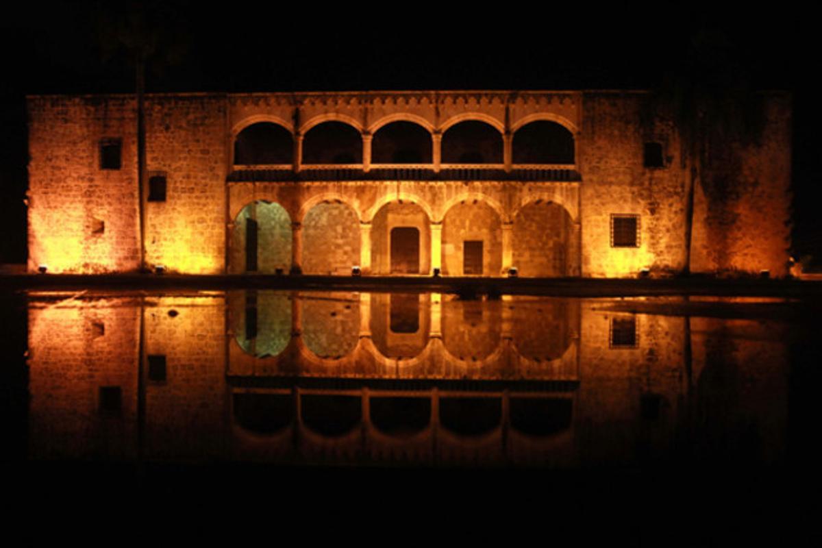 Vista del Museu Alcázar de Colón, que es reflecteix durant una nit de pluja a Santo Domingo (República Dominicana).