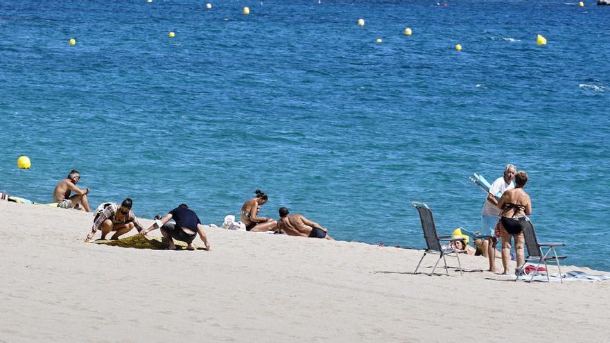 La mascareta només serà obligatòria a la platja per passejar si no hi ha distància