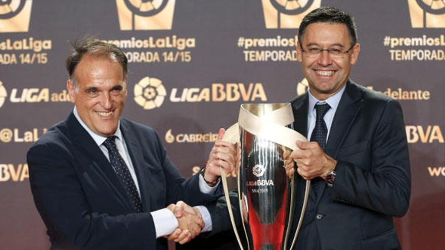 Tebas, con el presidente del Barcelona, en la Gala de la Liga.