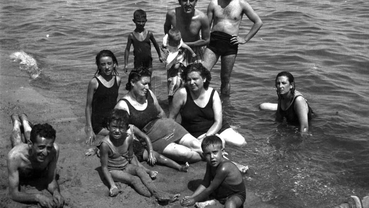 Una familia en traje de baño en el Mar Menor en una imagen que forma parte del fondo de Archivo Regional.