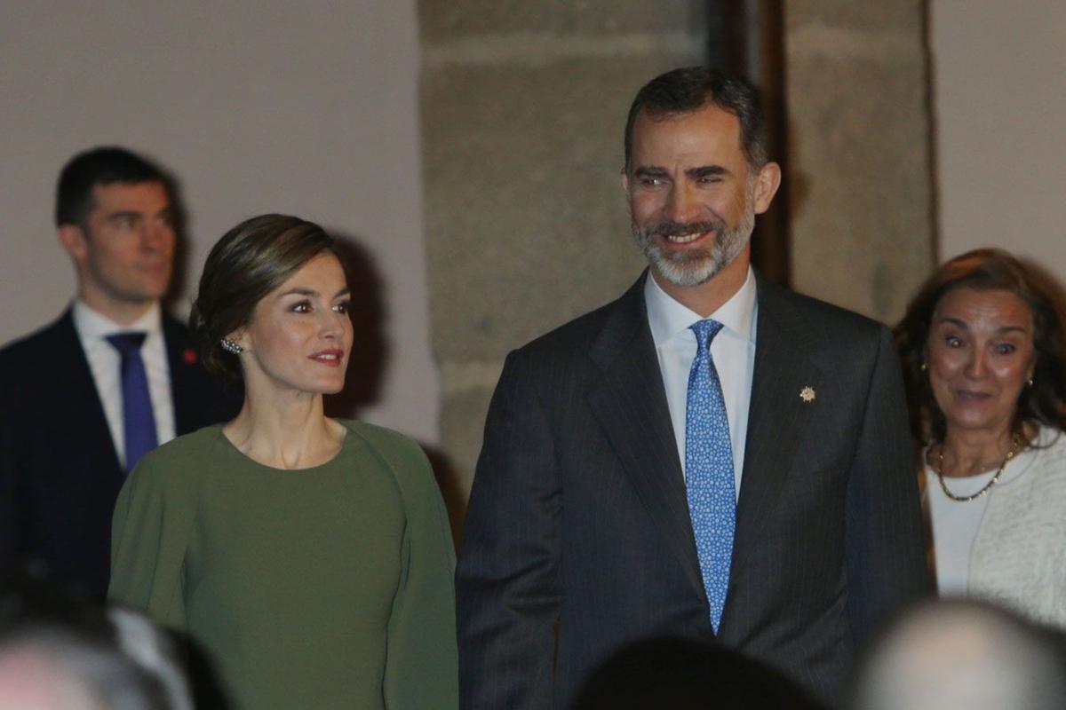 Letizia Ortiz sorprende con un vestido verde con capa