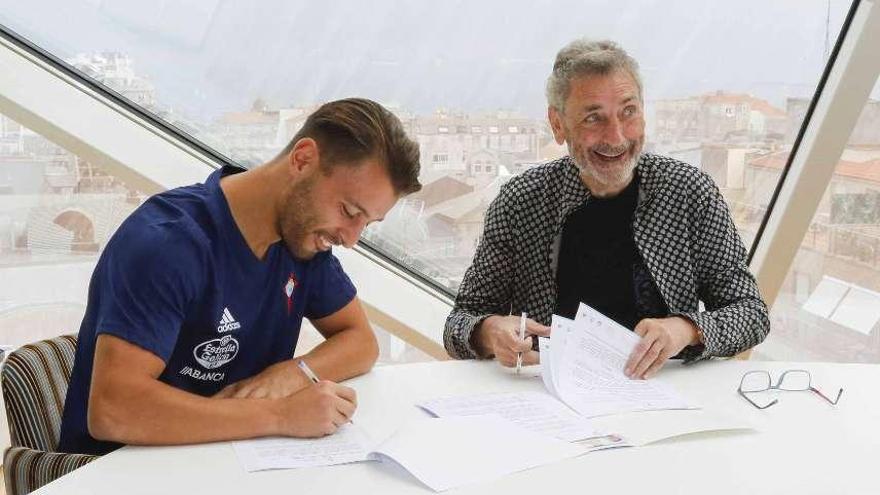 Kevin firma su nuevo contrato junto al presidente Carlos Mouriño en A Sede de Príncipe. // RC Celta