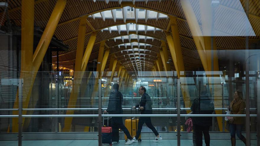 Plagas de chinches, basura y escasez de toallas: la situación de los solicitantes de asilo en Barajas sigue sumida en el caos