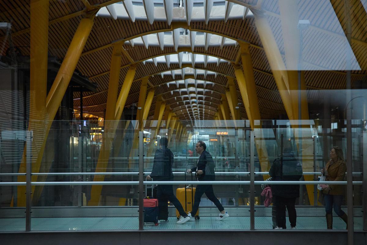 Viajeros en el aeropuerto de Barajas.