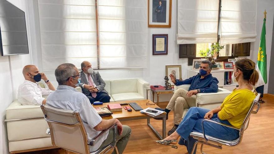 Reunión de los representantes de Cáritas con el alcalde, en el despacho del ayuntamiento.