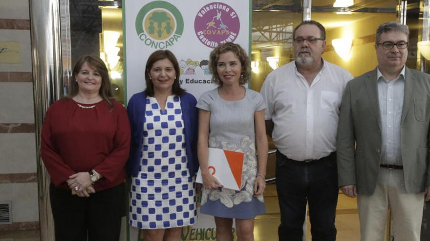 Representantes de Ciudadanos y del PP junto a los padres de alumnos del Foro por la elección de la lengua