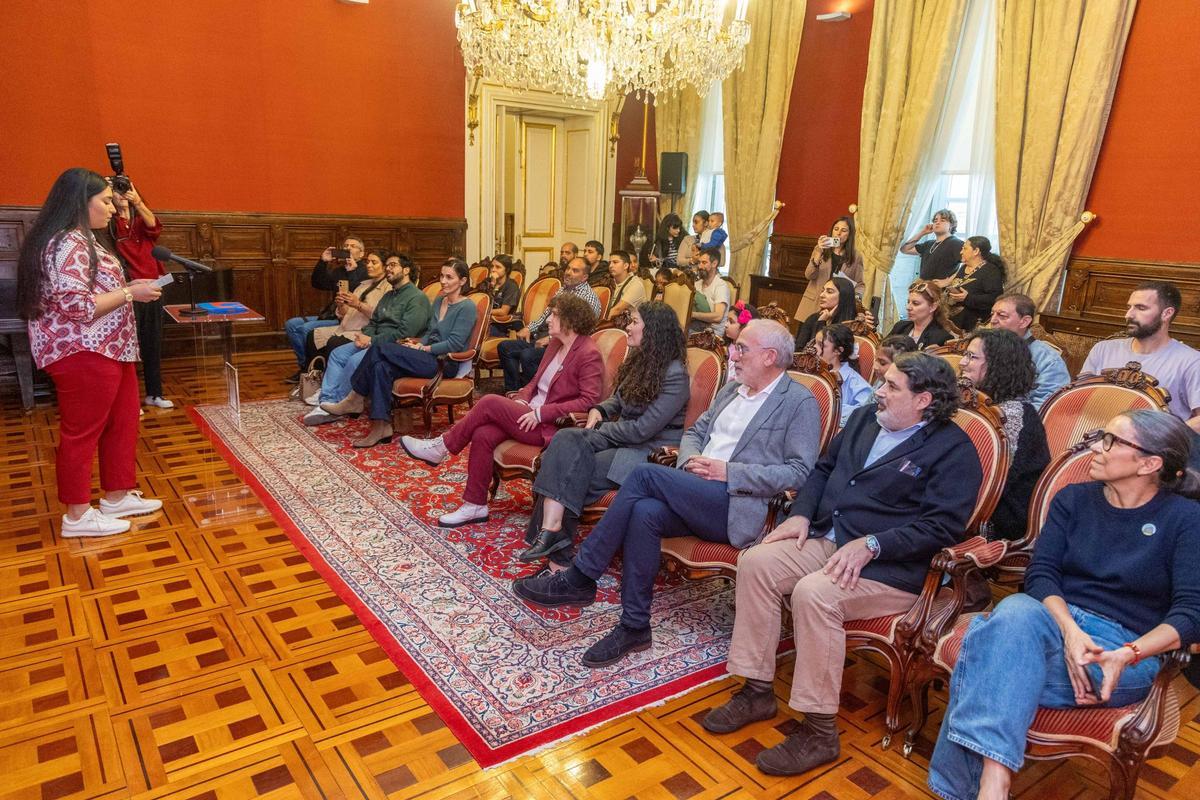 Coral Salazar, durante el acto presidido por la alcaldesa de Santiago con motivo del Día Internacional del Pueblo Gitano.