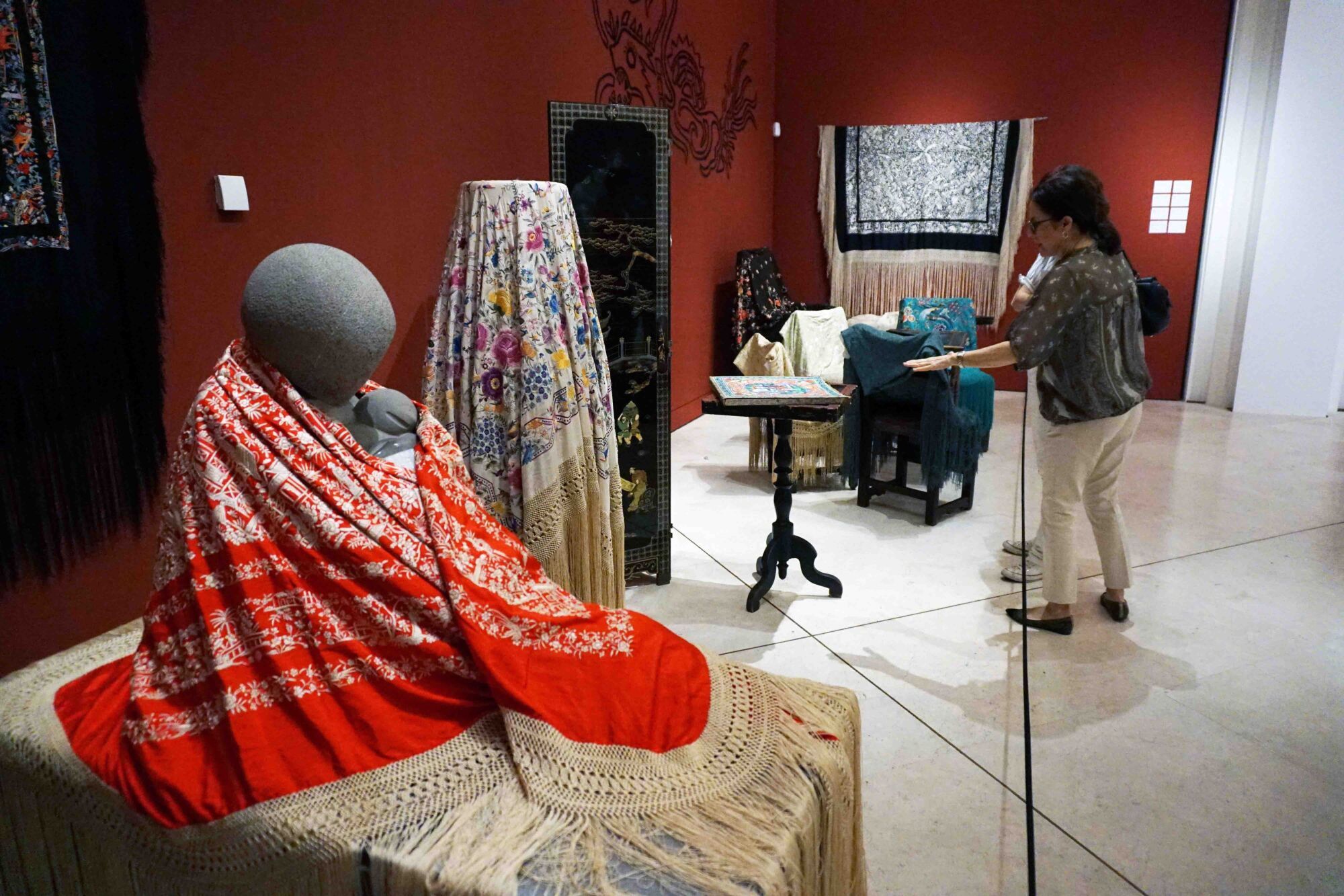 El delegado de Turismo, Cultura y Deporte, Carlos García, presenta la exposición 'El mantón de Manila. Colección Perraut en el Museo de Málaga', con la asistencia de la directora del Museo de Málaga, María Morente; Encarnación Perraut, dueña de la colección de mantones, y su hijo Jesús Burgos Perraut