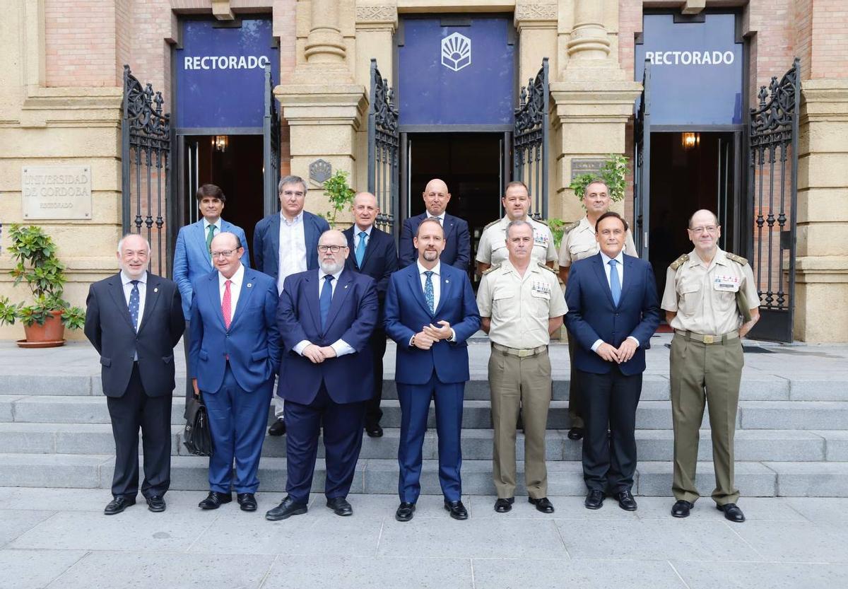 Foto de familia en el rectorado de la UCO.