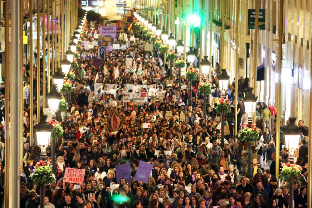 Cientos de personas se sumaron este miércoles a la marcha para conmemorar el Día Internacional de la Mujer. A la manifestación, que se inició en la Plaza de la Constitución a las 19.00 horas, acudieron asocaciones de mujeres como las Kellys de Málaga, Resistencia Feminista o el Movimiento Feminista Asociativo de Málaga