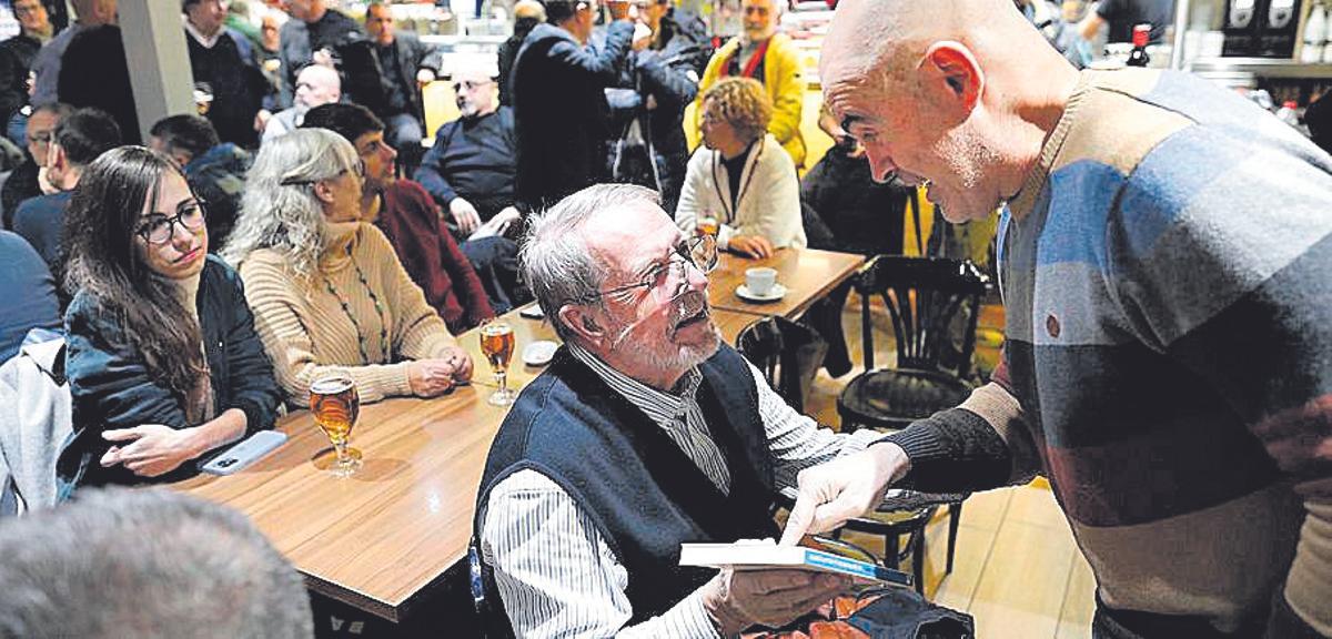 Soler convera amb un dels assistents a la presentació