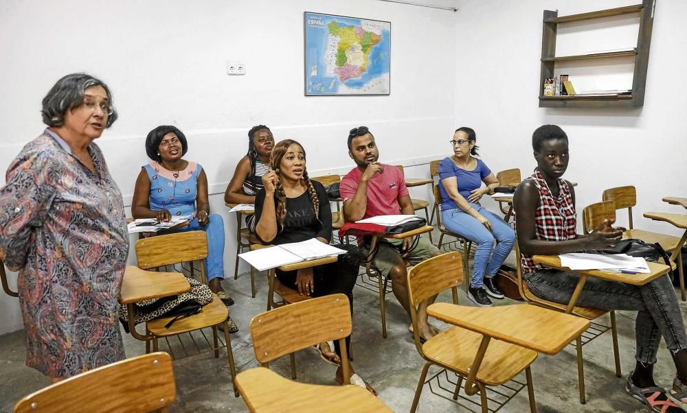 El aula de alfabetización de Càritas Mallorca cuenta con alumnos de diferentes países de Africa y Asia.