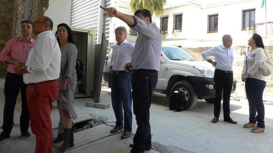 La concejala de Urbanismo, Concepción Labao (PP), acompañada por un grupo de técnicos.