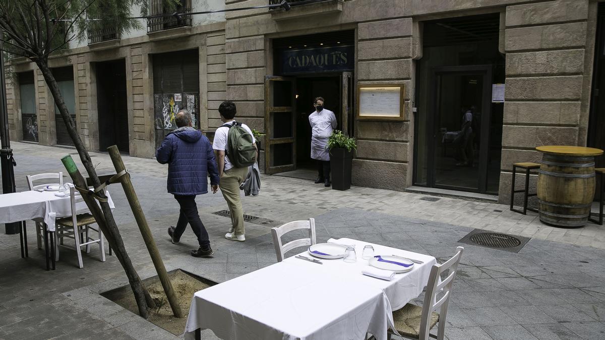 La terraza y la entrada del restaurante Cadaqués, en Barcelona.