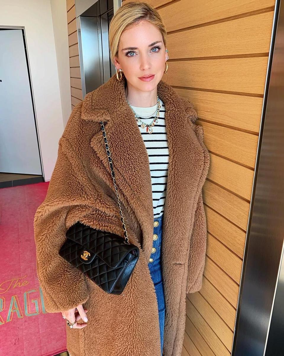 Chiara Ferragni apuesta por un abrigo peluche en marrón