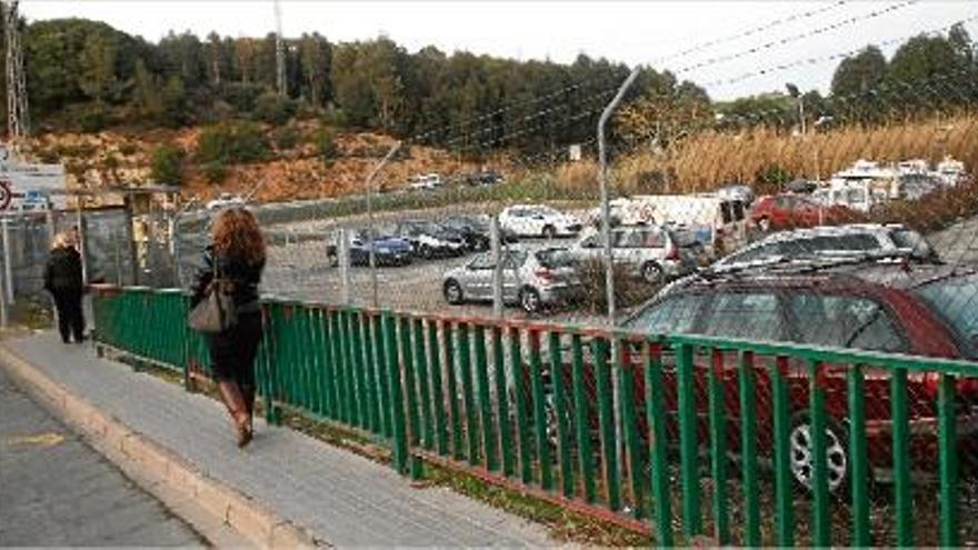 Els terrenys al costat de l&#039;hospital on el Govern municipal voldria instal·lar el tanatori i crematori de Blanes.