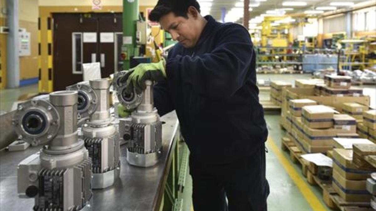 EN LA FÁBRICA. Un operario en la planta de la compañía.