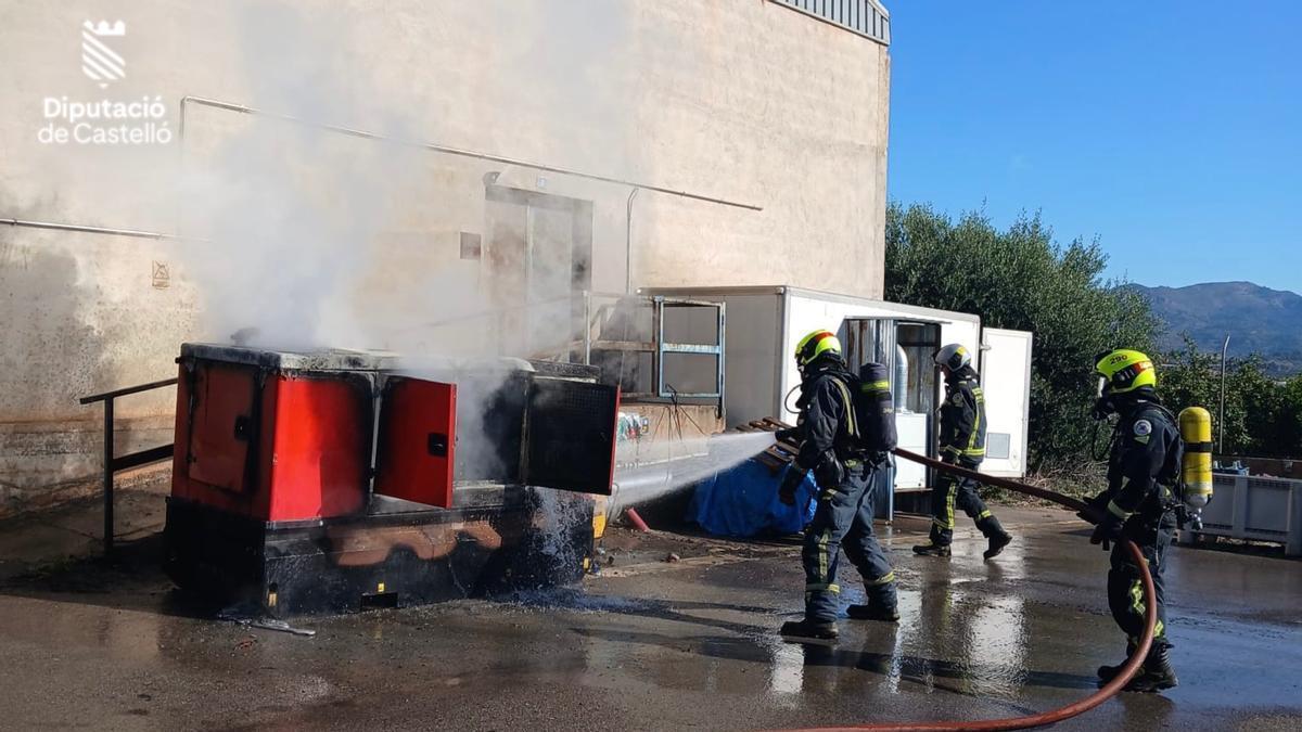 Bomberos del Consorcio Provincial de Diputación sofocan las llamas