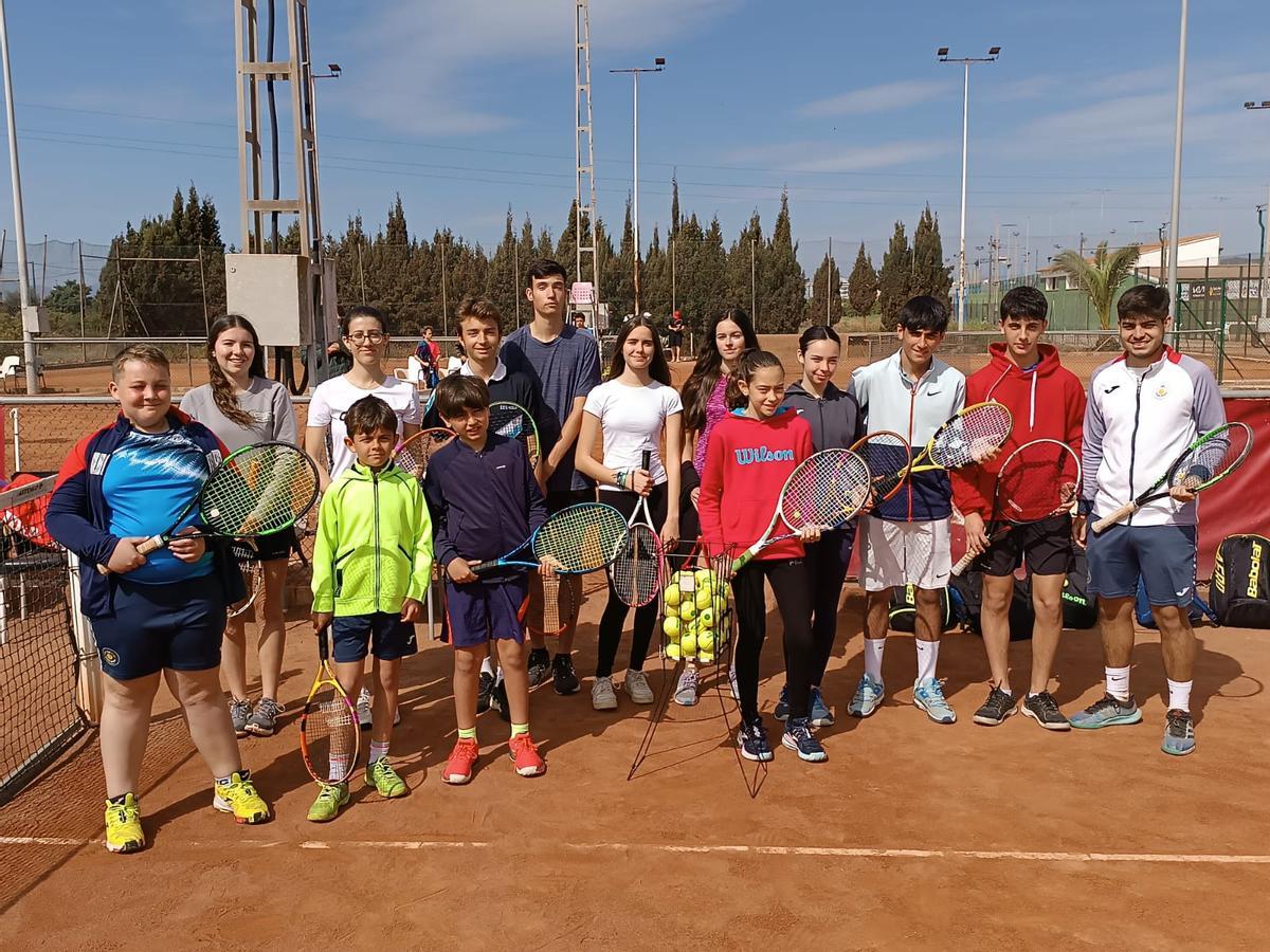 Jugadores de tenis en las pistas de la Plana Sport.