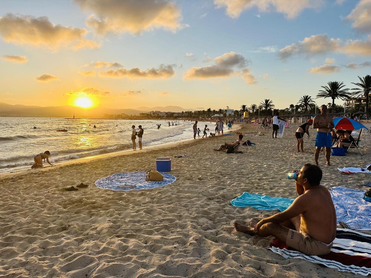 Für ein langes Bad ist es noch etwas frisch im Meer. Die Füße reinhalten geht aber.