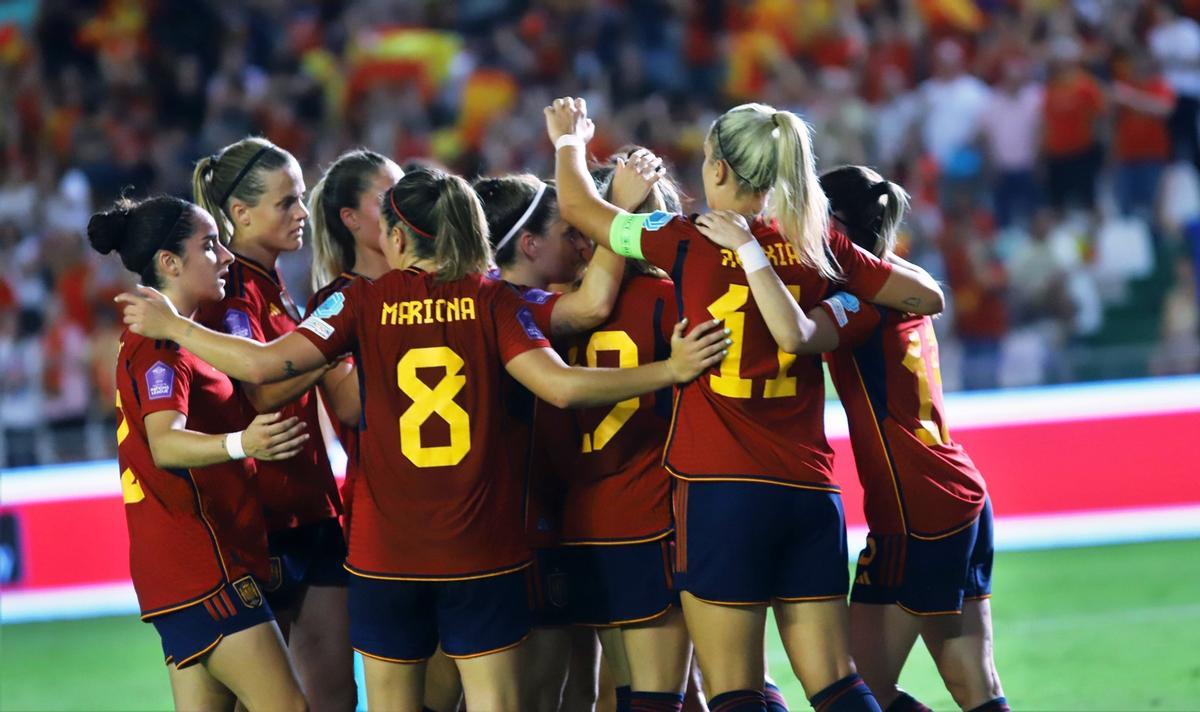 La selección española femenina celebra un gol en El Arcángel.