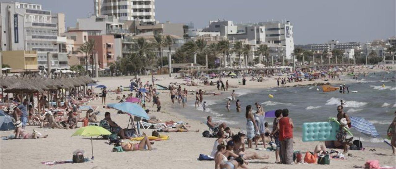 Cientos de turistas este verano en la playa de Palma.