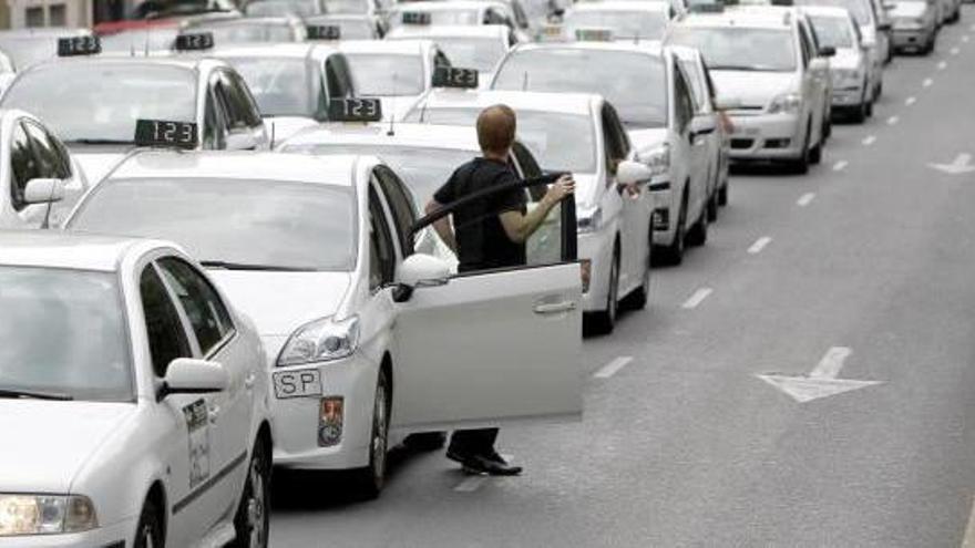 La nueva Ley del Taxi impone una licencia por conductor para &quot;profesionalizar&quot; el sector