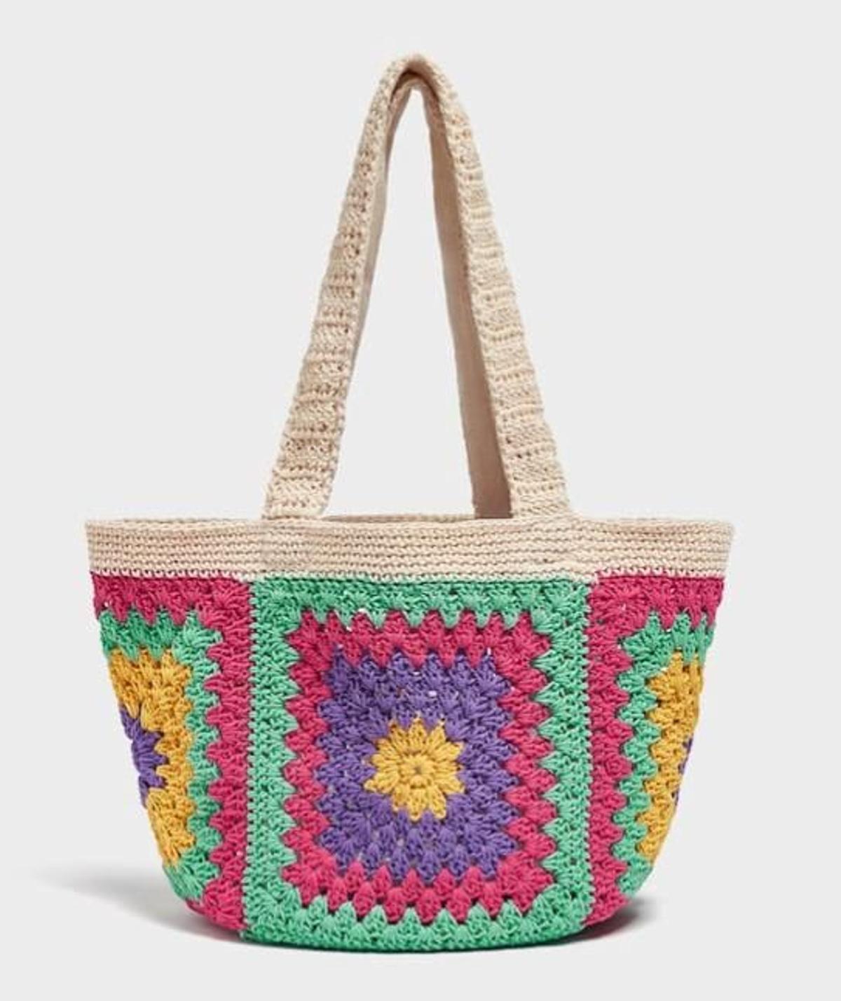 Bolso shopper de crochet para el verano de Pull&amp;Bear de flores