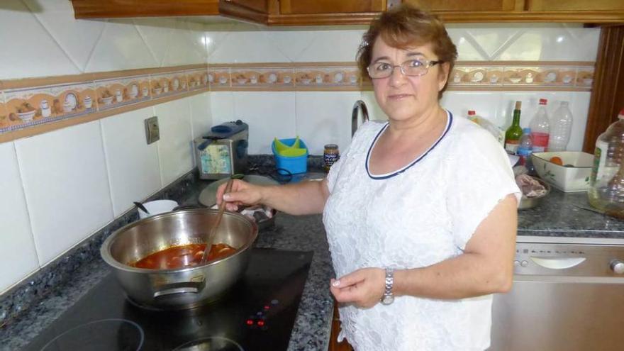 Gema María Francos, preparando un pote en la cocina de María Carmen de la Cera.