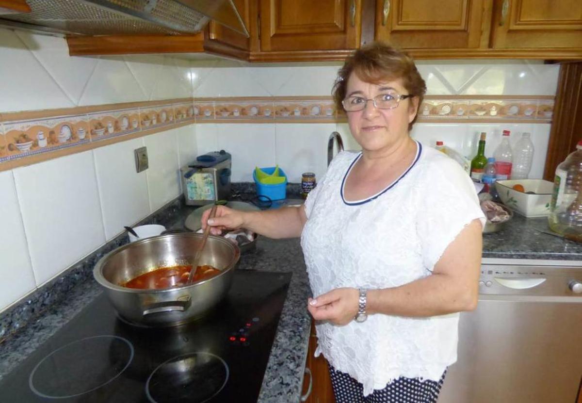 Gema María Francos, preparando un pote en la cocina de María Carmen de la Cera.