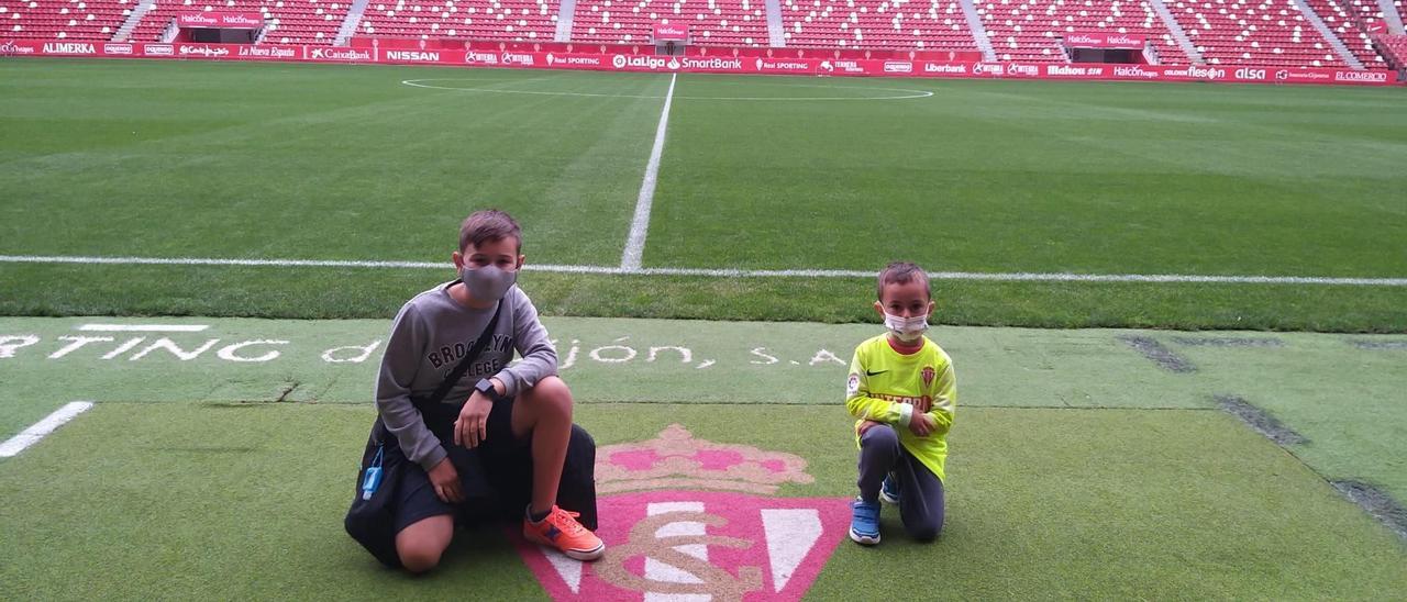 Por la izquierda, Dennís y Luca, en El Molinón.