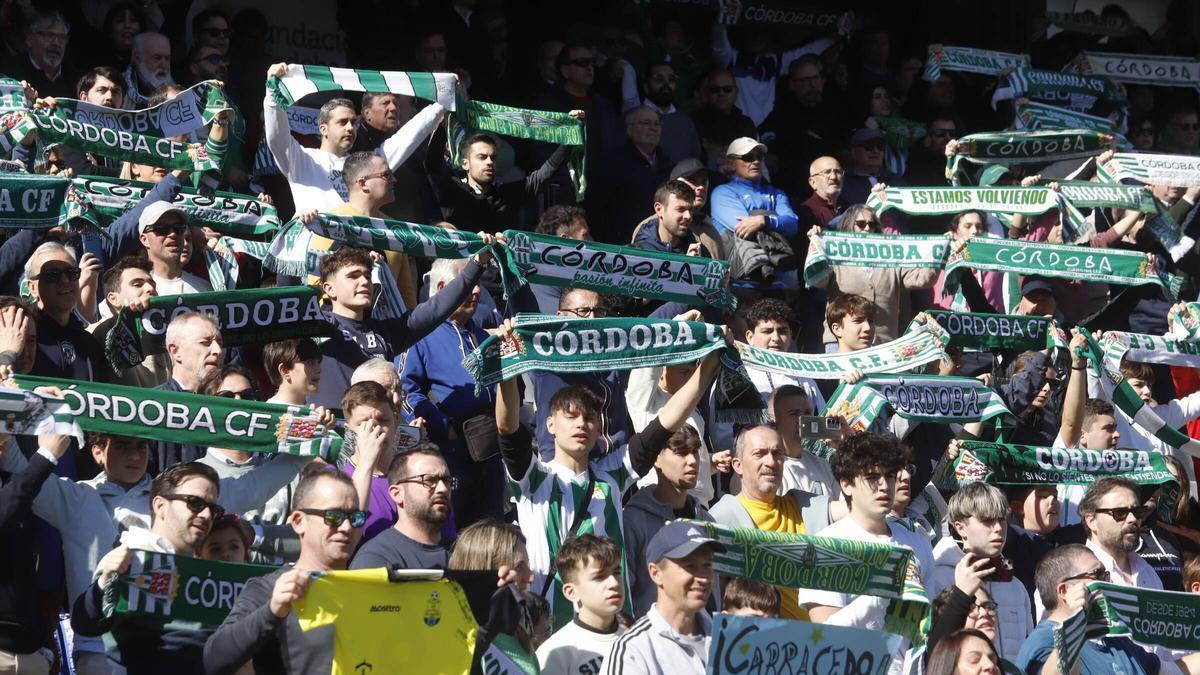 Un grupo de aficionados animan al Córdoba CF en el Bahrain Victorious Nuevo Arcángel.