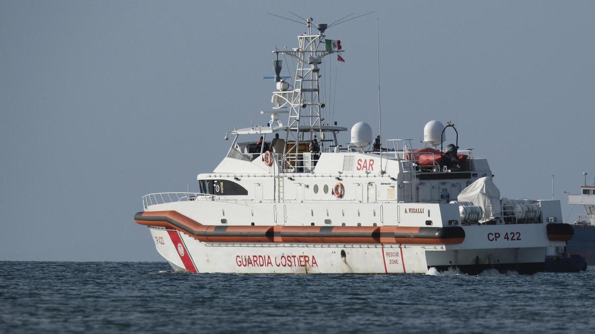 Los 12 migrantes que el Gobierno de Meloni mandó a Albania, camino de vuelta a Italia.