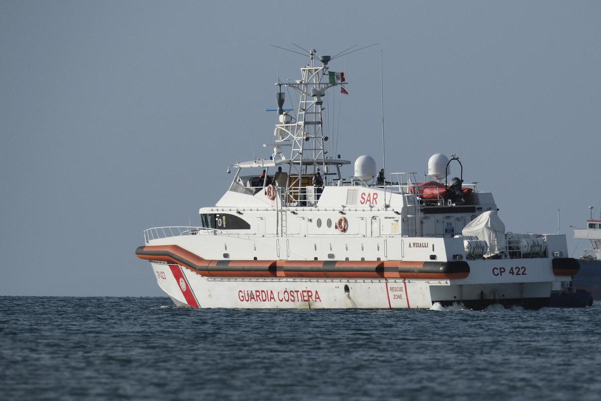 Los 12 migrantes que el Gobierno de Meloni mandó a Albania, camino de vuelta a Italia.