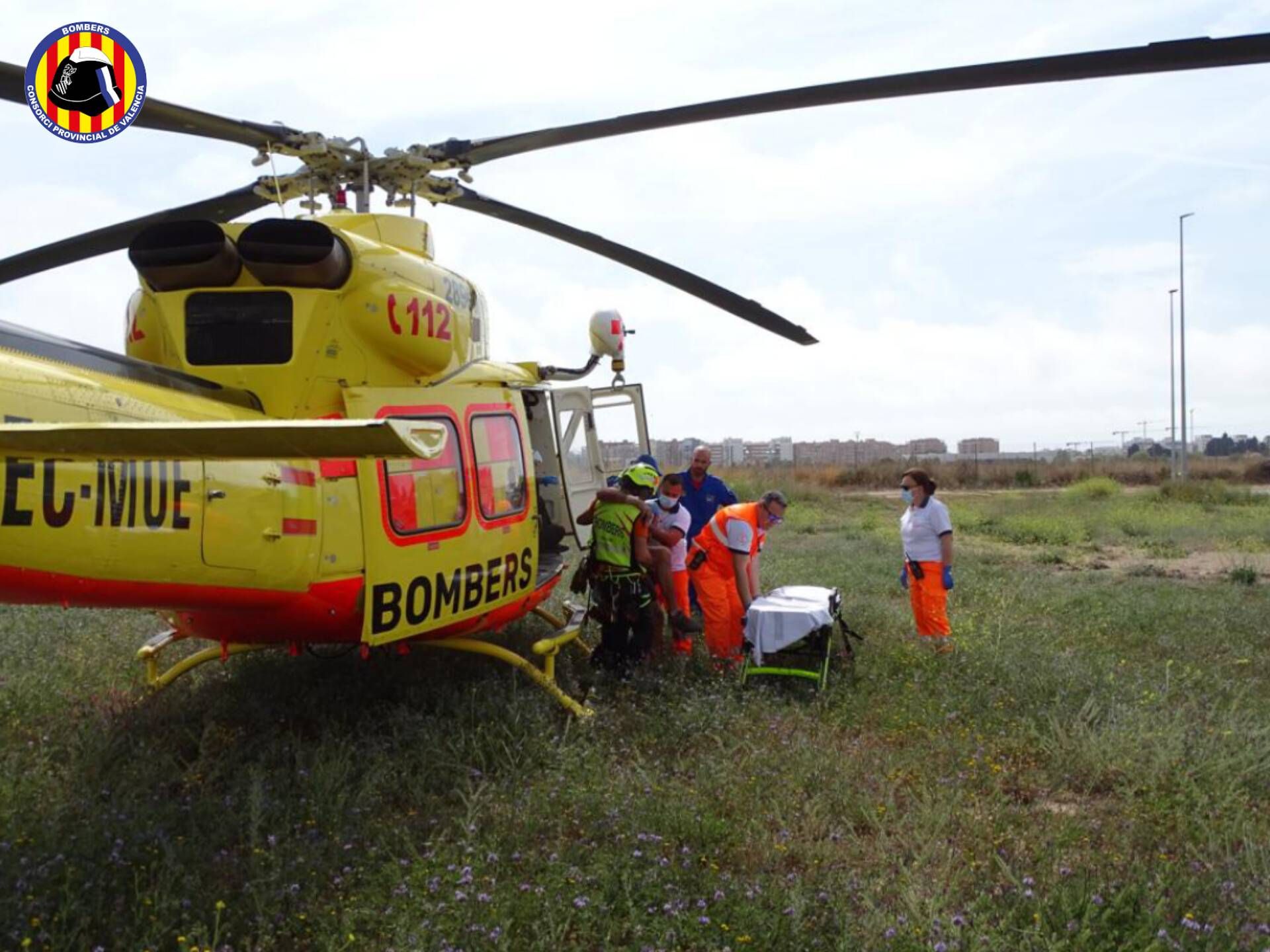 Los Bomberos Rescatan A Un Ciclista En Segart - Levante-EMV