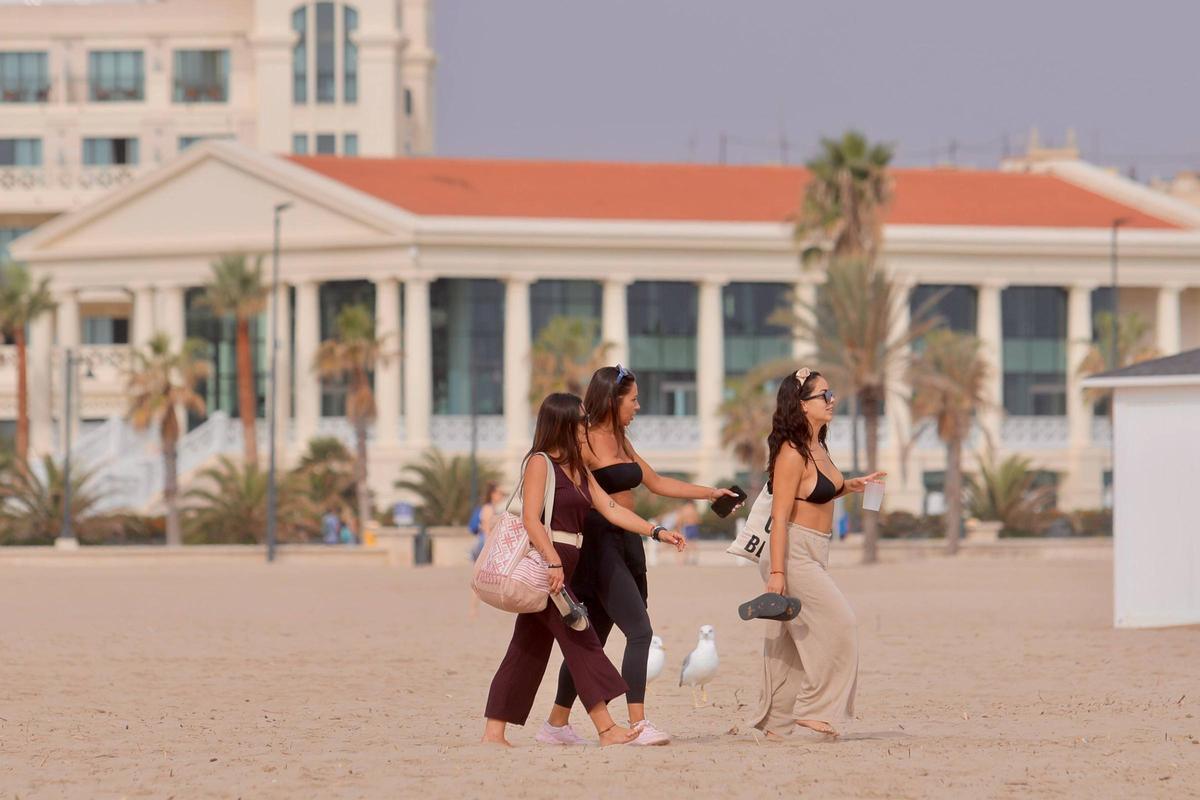 Gran ambiente en las playas de València, pese a las nubes