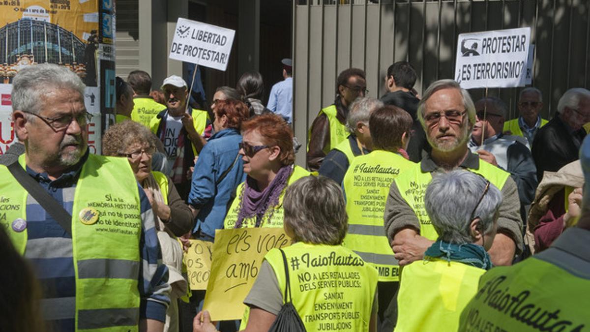 Algunos 'yayoflautas', a las puertas de la sede de la Conselleria de Interior, este jueves.