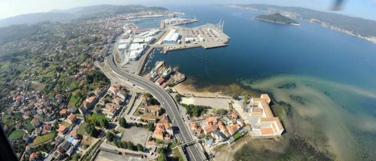 Vista aérea de la ría de Pontevedra y el Puerto de Marín. |   // NOÉ PARGA