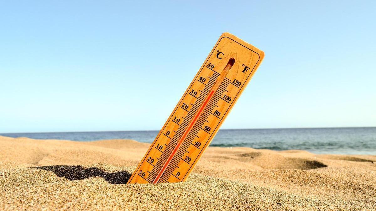 Un termómetro marca altas temperaturas.