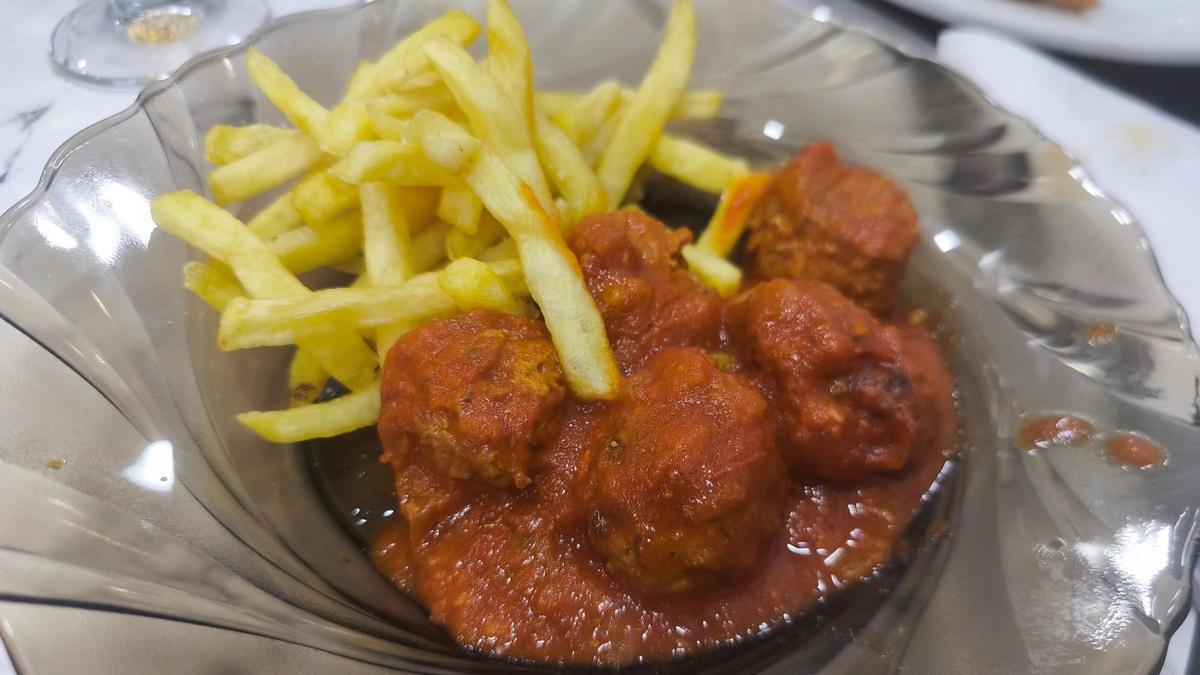 Las albóndigas a la jardinera de Bar Sarrià 82.