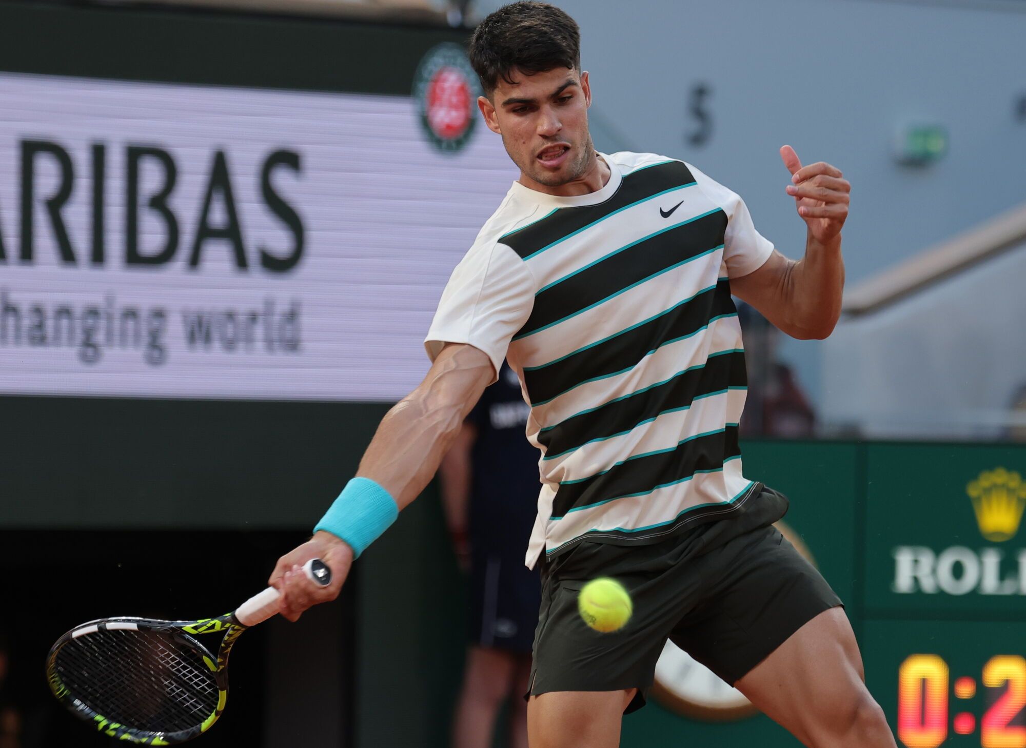 PARIS (France), 30/05/2025.- Carlos Alcaraz of Spain in action during his Men's 3rd round match against Damir Dzumhur of Bosnia and Herzegovina at the French Open Grand Slam tennis tournament at Roland Garros in Paris, France, 30 May 2025. (Tenis, Abierto, Bosnia-Herzegovina, Francia, España) EFE/EPA/TERESA SUAREZ