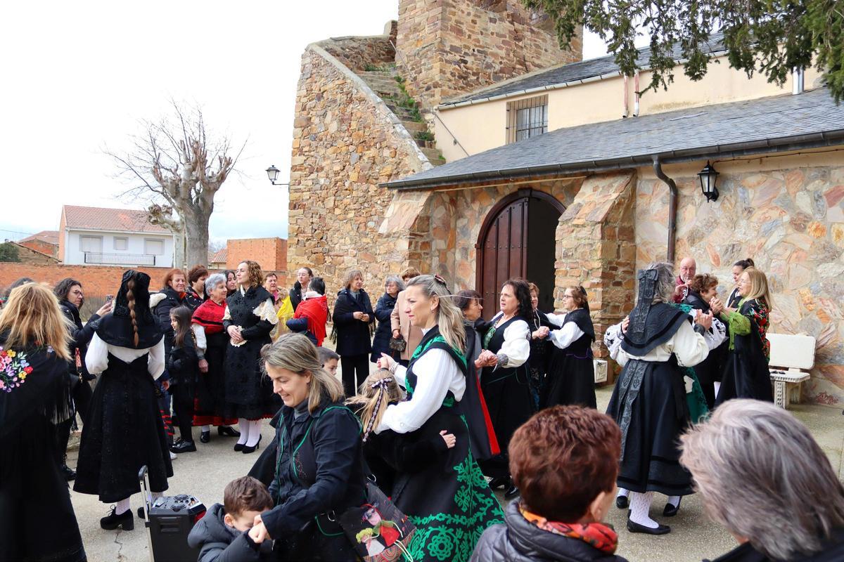 Bailes a la salida de la iglesia.