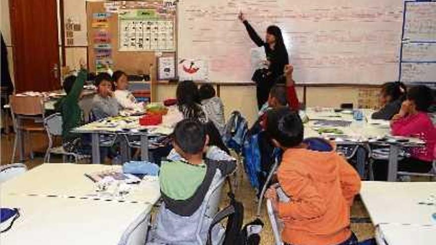 Alumnes d&#039;entre 5 i 14 anys van cada diumenge a l&#039;escola Pia d&#039;Olot a aprendre xinès.