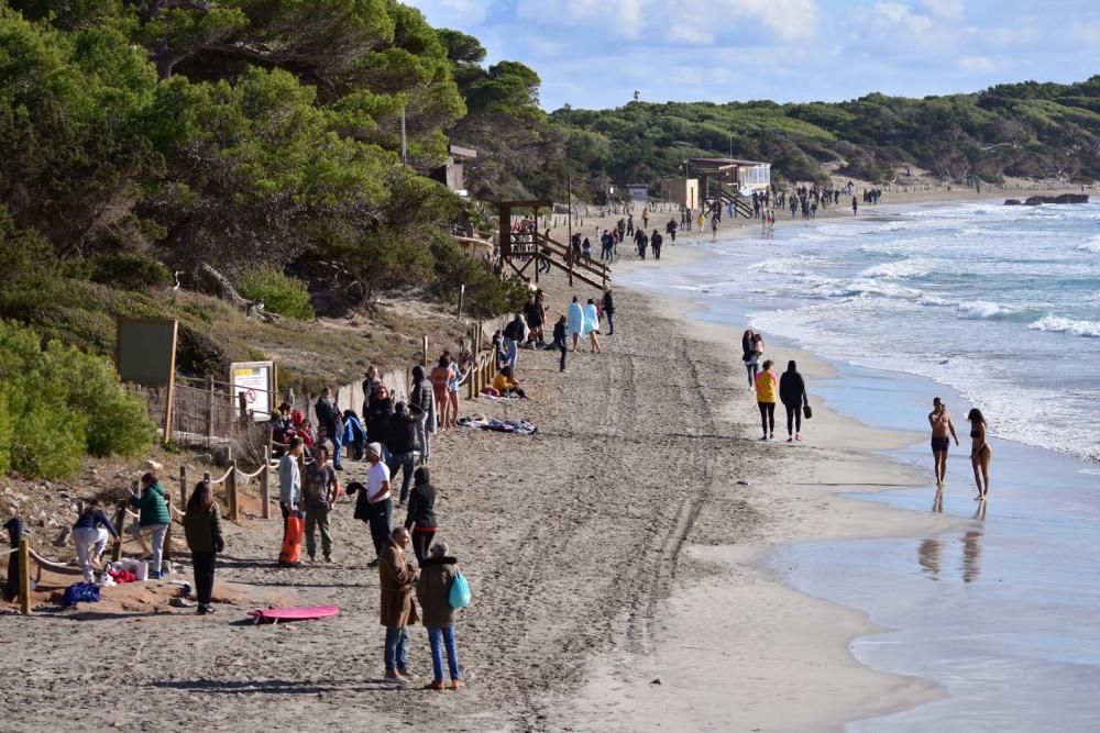 Primer baño del año en ses Salines.