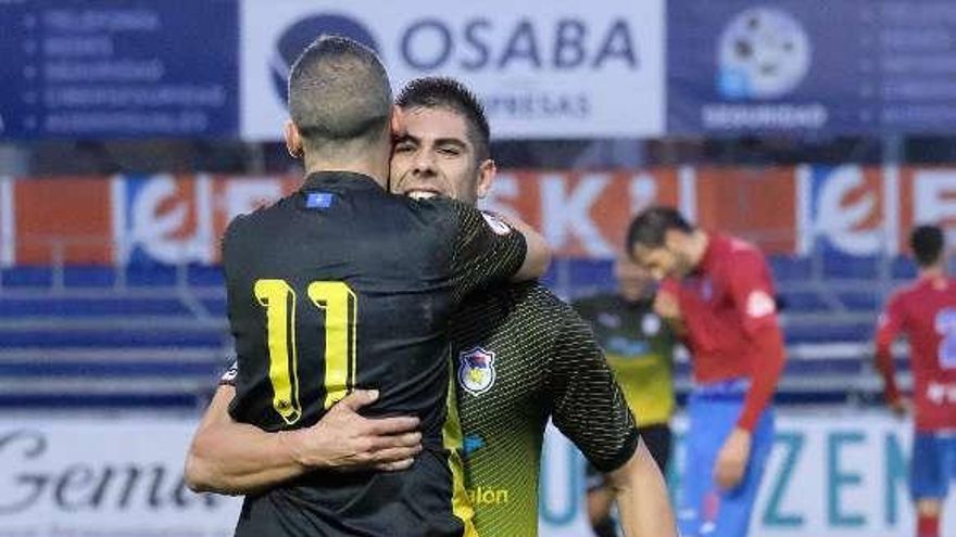 David González, de cara, celebra con Omar uno de sus tres tantos.